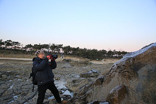 山东省日照市,强冷空气来袭海水结冰,游客无惧零下10度严寒拍摄海冰奇观