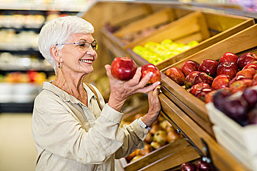 老年,女人,挑选,室外,红苹果,超市