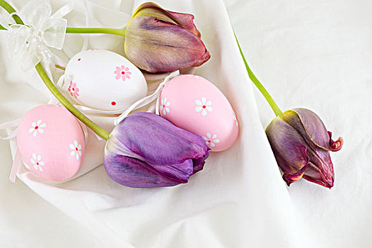 粉色手绘复活节彩蛋,紫色郁金香