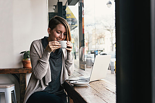 女人,喝咖啡,咖啡馆,窗边