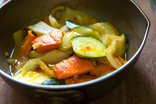在锅子里营养健康的炖蔬菜