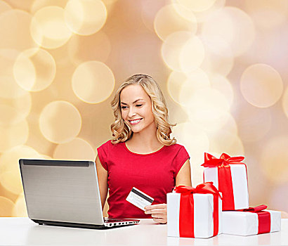 圣诞节,休假,科技,购物,概念,微笑,女人,红色,留白,衬衫,礼盒,信用卡,笔记本电脑,上方,米色,背景