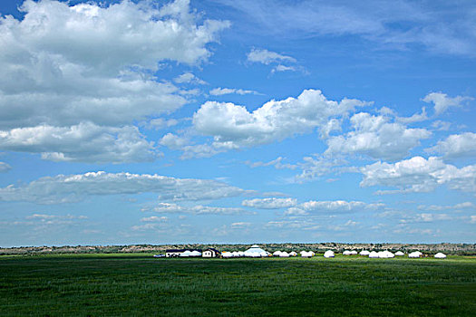 内蒙古呼伦贝尔鄂温克族旗伊敏河畔草原上的蒙古包