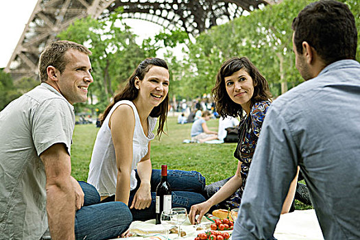 朋友,享受,野餐,埃菲尔铁塔,巴黎,法国