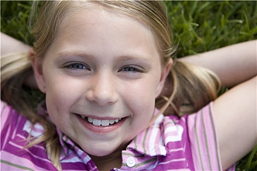 女孩,8-10岁,躺着,草,手放头后,微笑,特写,头像,俯视