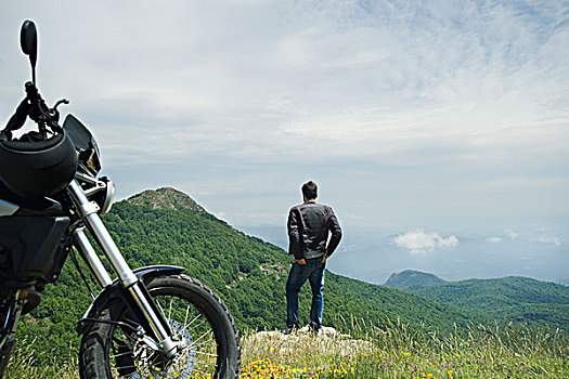 站立,男人,岩石上,看,山,风景,摩托车,前景,后视图