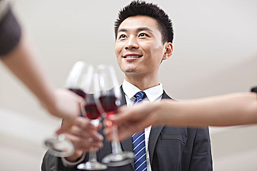 商務(wù)男士干杯