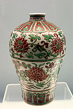 景德镇窑红绿彩缠枝莲纹瓶,十五世纪