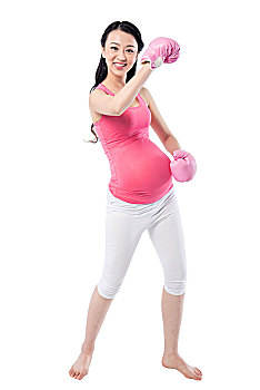戴粉色拳击手套的孕妇