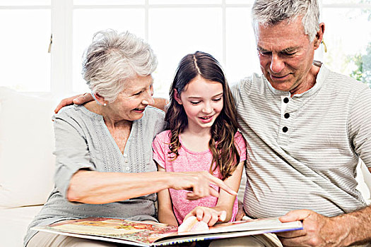 高兴,祖父母,孙女,读,书本,沙发