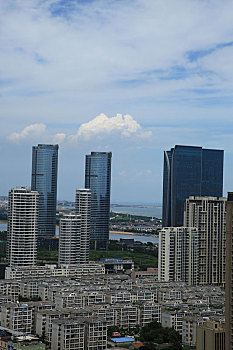 山东省日照市,一场大雨让暑气消退,蓝天白云与高楼大厦交相辉映