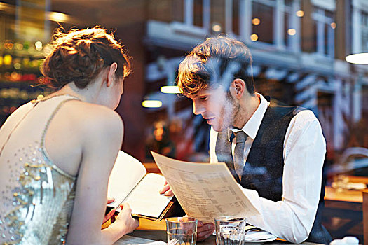 情侣,读,菜单,餐馆