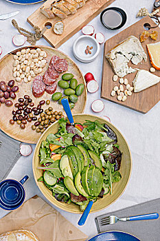 俯拍,奶酪,木板,橄榄,坚果,碗,沙拉,桌子