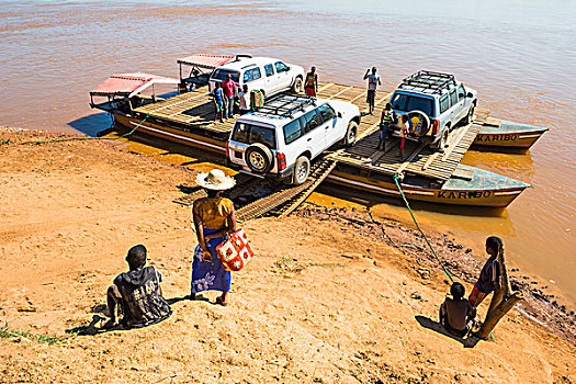 四轮驱动,汽车,装载,渡轮,靠近,穆龙达瓦,省,马达加斯加,非洲