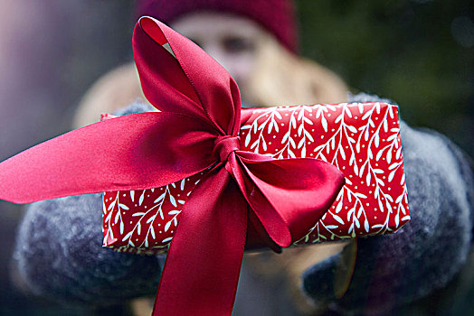 女人,拿着,向上,圣诞礼物,红丝带