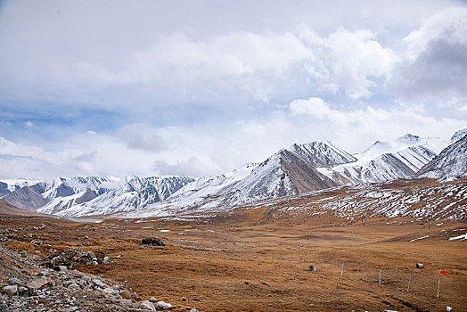 塔什库尔干塔吉克自治县红其拉甫口岸旁的喀喇昆仑山群山山脉