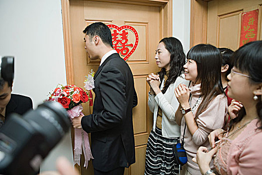 中式婚礼,新郎,拿着,花束,敲,门,朋友,看