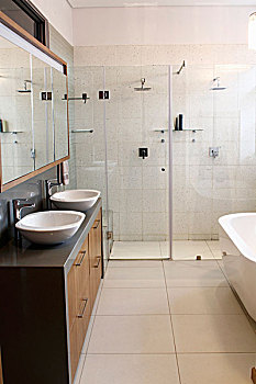 设计师,浴室,相似,水槽,反射,墙壁,柜子,两个,降雨,后面,玻璃,分隔
