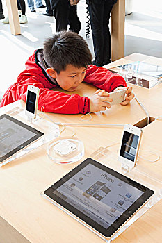 中国,香港,苹果,商店,男孩,看,苹果手机