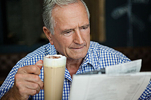 老人,读报,坐,咖啡,拿着,饮料