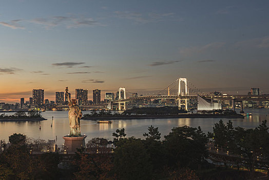 日本东京台场彩虹桥与自由女神像