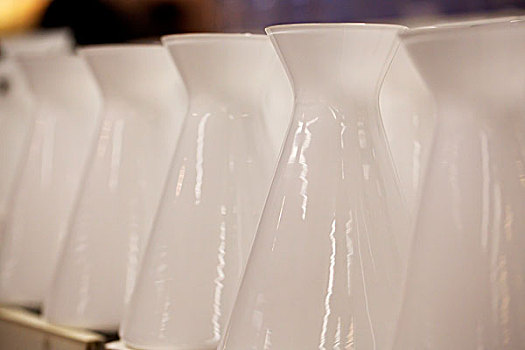 一排白色的陶瓷壶