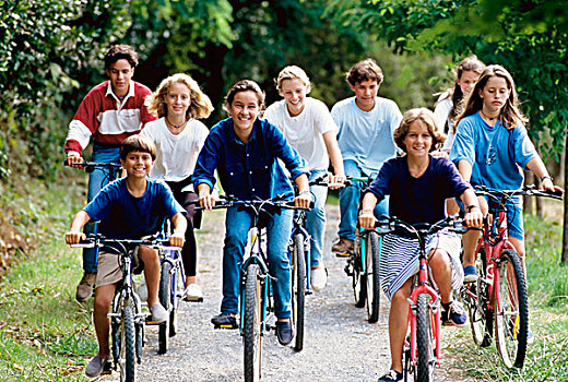 一群孩子,青少年,骑,自行车