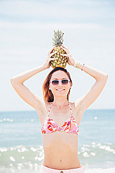 头像,中年,女人,海滩,戴着,墨镜,拿着,菠萝,顶着