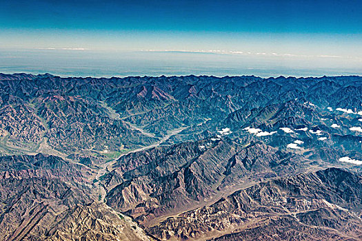 新疆天山山脉远眺