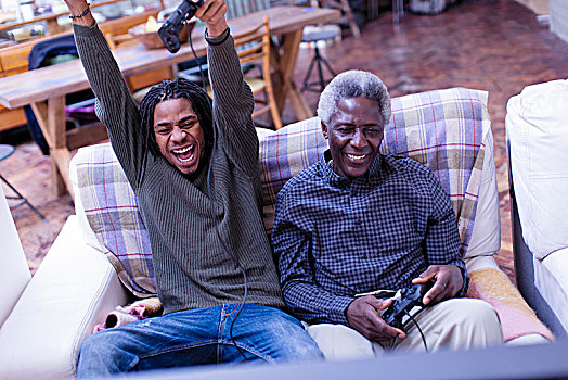 热情,爷爷,孙子,玩,电子游戏,沙发