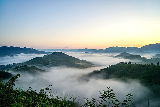 重庆酉阳,夕阳无限美,点灯祈福长