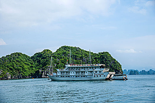 越南广宁鸿基市下龙湾海上石林间的豪华游船