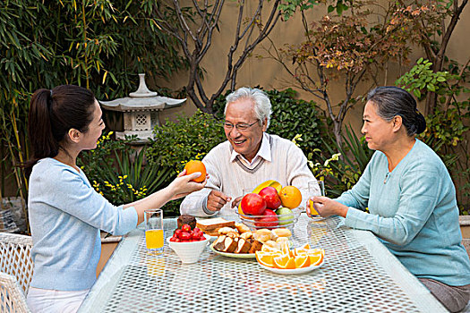 一家人在庭院里吃早餐