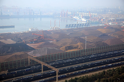山东省日照市,薄雾里的港口生产繁忙有序