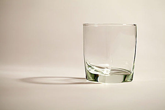 白光下透明的方口玻璃杯和它的倒影