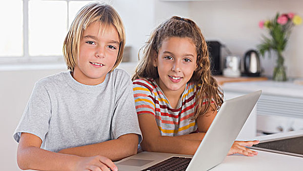 两个孩子,看镜头,一起,笔记本电脑,正面,厨房