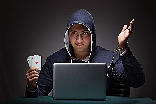 男青年,手拷,穿,帽衫,坐,正面,笔记本电脑,赌博