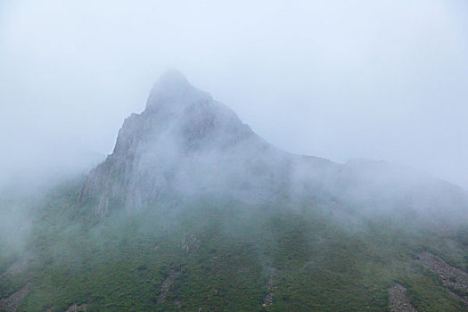 山峰间缠绕着云雾