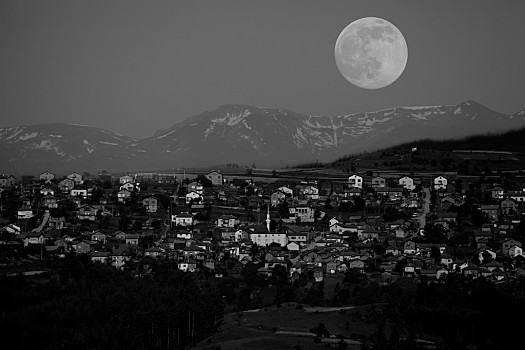 乡村夜晚月光图片