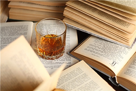 玻璃杯,威士忌,书本