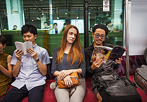 三个人,坐,地铁,读,东京,通勤