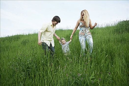 年轻家庭,享受,草地