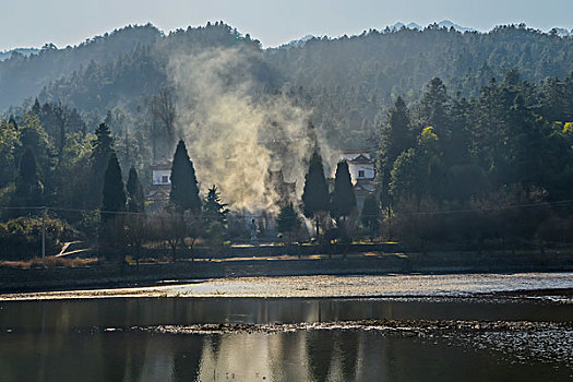 树,蓝,背景,池塘,倒影,烟,枯枝,寺庙,太阳,阳光,水,岸,淤泥,泥潭,村庄,山岗