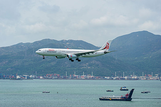 一架港龙航空的客机在降落在香港国际机场