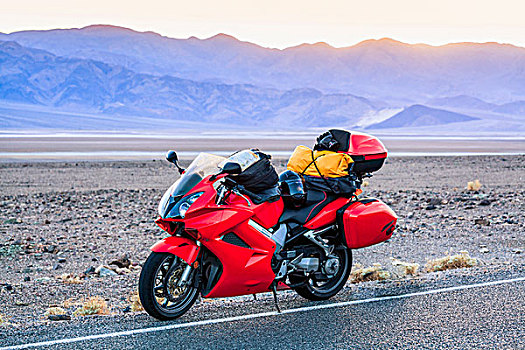 摩托车,死谷,日落,死亡谷国家公园,加利福尼亚,美国