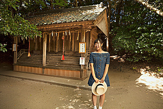 美女,戴着,蓝色,衣服,拿着,帽子,站立,日本神道,神祠,福冈,日本