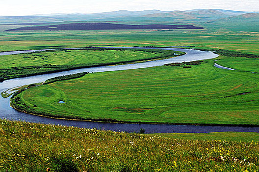 内蒙额尔古纳草原,额尔古纳河,对面就是俄罗斯村庄