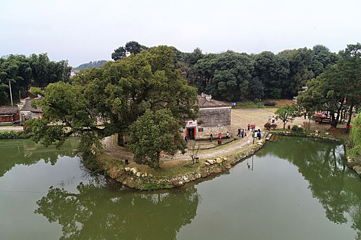 清明将至,红色景区游客多