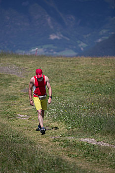 意大利多洛米蒂山区夏季苏西高原草甸与正在徒步的游客