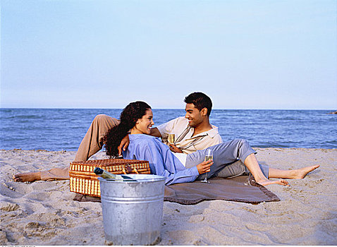 伴侣,躺着,海滩,野餐